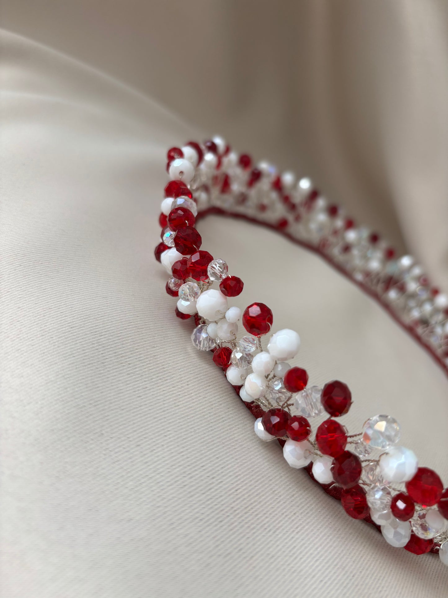 Kronis ''Sarkanbaltā elegance''